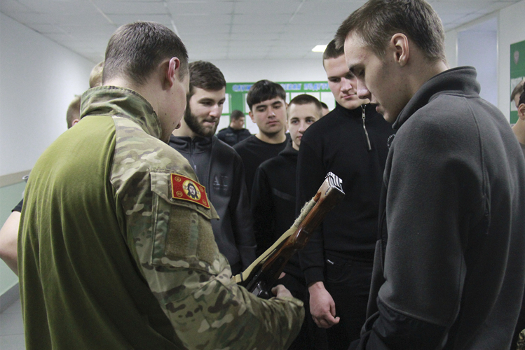 Кузбасские студенты посетили ОМОН «Оберег» в рамках дня открытых дверей