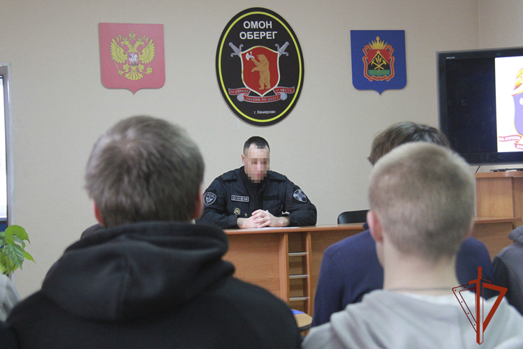 Кузбасские студенты посетили ОМОН «Оберег» в рамках дня открытых дверей