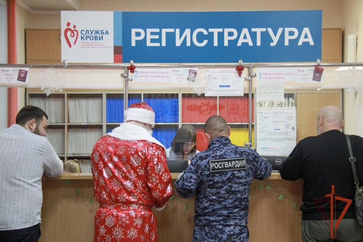 Дед Мороз специального назначения Росгвардии Кузбасса принял участие в новогодней донорской акции (ВИДЕО)