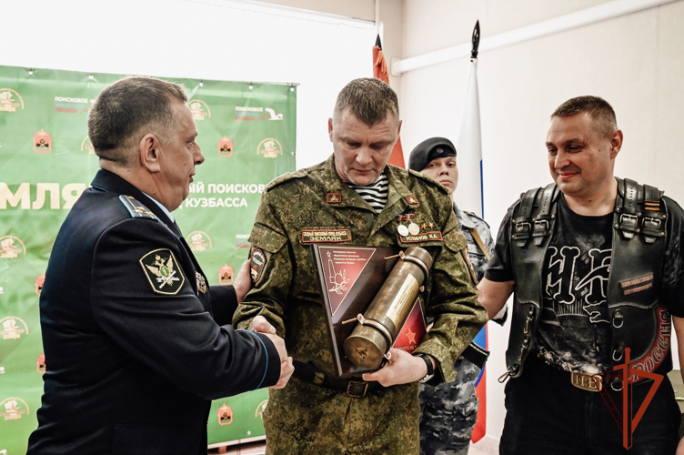 Кадеты Росгвардии приняли участие в передаче личных вещей погибшего красноармейца