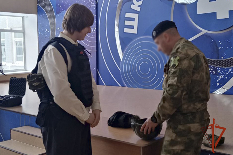 Сотрудники ОМОН «Оберег» провели урок для учащихся кемеровской школы