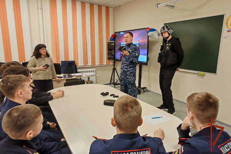 Сотрудник Росгвардии провёл круглый стол для будущих стражей правопорядка