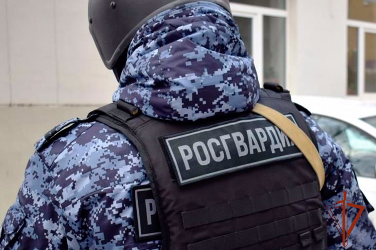 Росгвардейцы оказали содействие в задержании женщины, расплатившейся чужой банковской картой