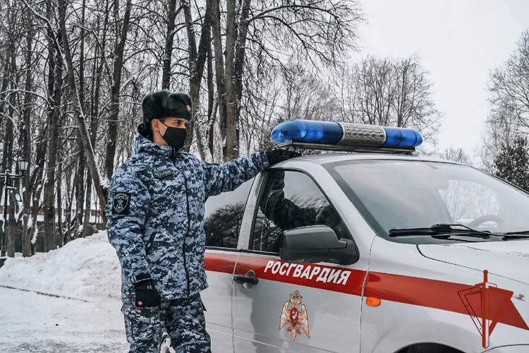 В Топках росгвардейцы задержали мужчину за повреждение имущества аптеки