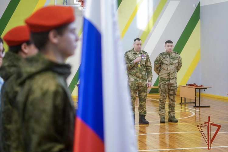 Спецназ Росгвардии провел урок мужества для школьников, приуроченный к памятной дате