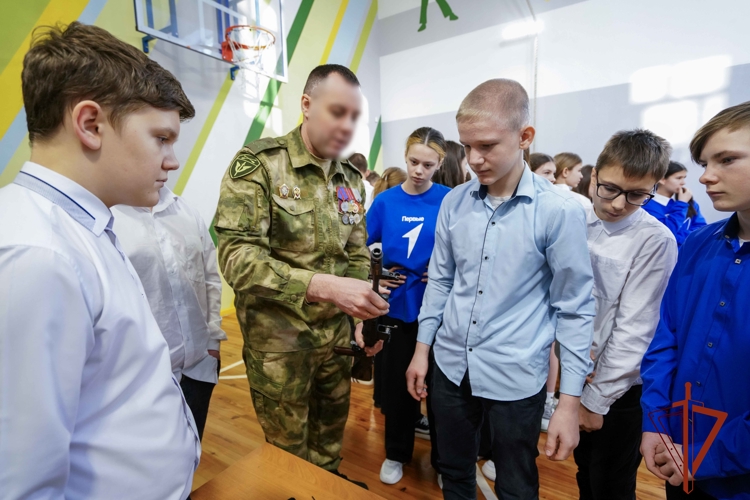 Спецназ Росгвардии провел урок мужества для школьников, приуроченный к памятной дате