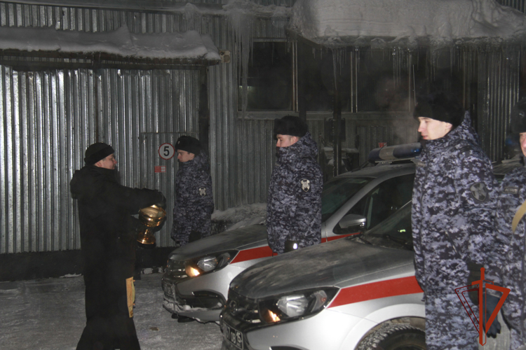 В Кемерове росгвардейцы получили благословение перед заступлением на службу