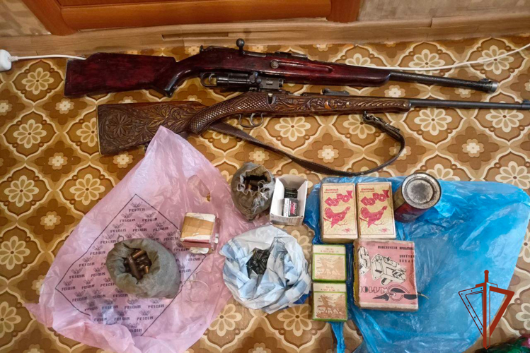 Росгвардейцы выразили благодарность пенсионерке, которая выдала незаконный арсенал покойного супруга (ВИДЕО)