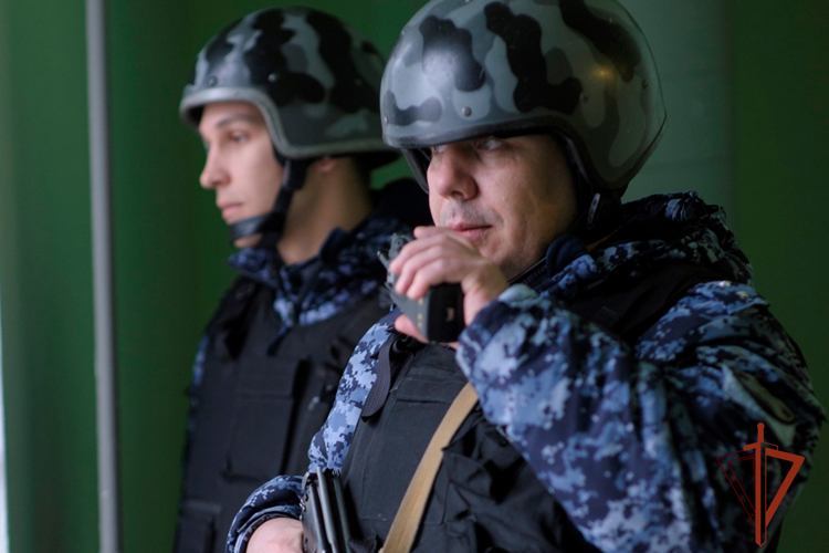 Росгвардейцы задержали молодого человека, пытавшегося проникнуть в торговую точку и повредившего такси (ФОТО)