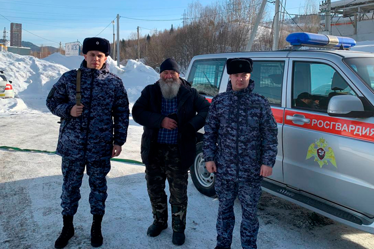 Росгвардейцы оказали помощь пожилому автомобилисту на железнодорожном переезде