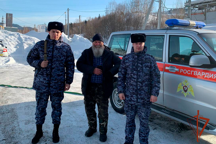 Росгвардейцы оказали помощь пожилому автомобилисту на железнодорожном переезде