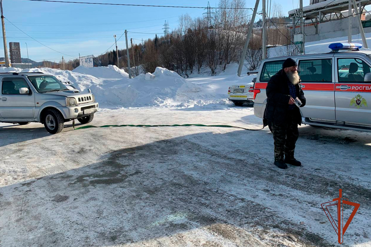 Росгвардейцы оказали помощь пожилому автомобилисту на железнодорожном переезде