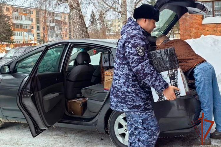 Росгвардейцы Кузбасса оказали содействие волонтерам в формировании гуманитарного груза