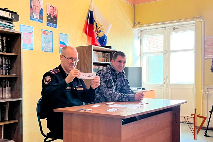 Юные жители Осинников познакомились со службой в Росгвардии 