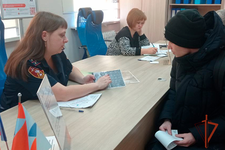 Росгвардия представила возможности службы на ярмарке вакансий в Киселёвске (ФОТО)