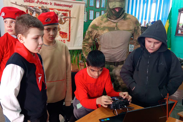 Сотрудники ОМОН «Рубеж» рассказали школьникам о безопасности при угрозе дронов
