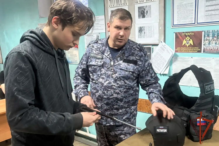 К 10-летию Росгвардии в Ленинске-Кузнецком состоялась профориентационная встреча со студентами 