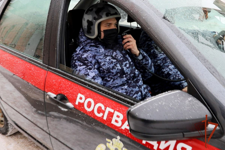 Росгвардейцы по сигналу с кареты скорой задержали предполагаемого виновника в поножовщине