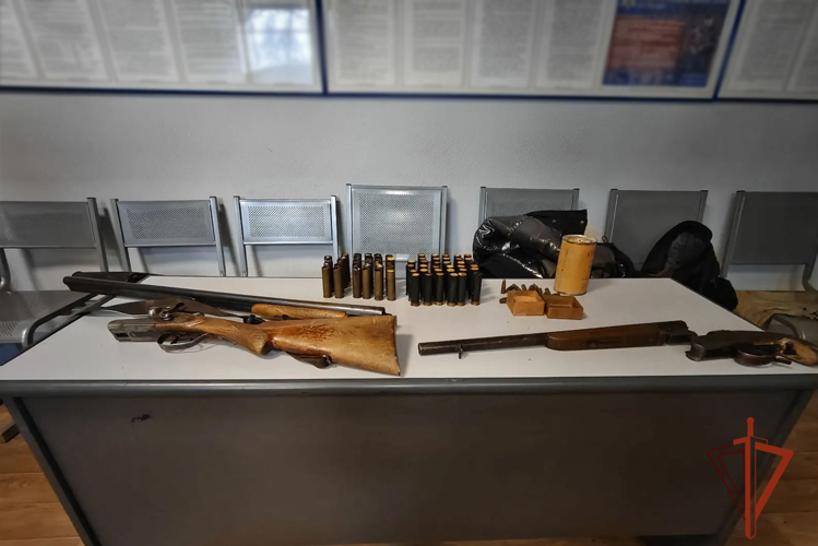 Новокузнечанин добровольно передал росгвардейцам найденное в Алтайском крае оружие (ВИДЕО)