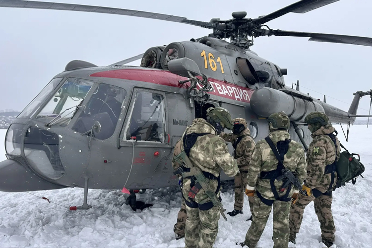 Кемеровский ОМОН повысил навыки десантирования в сложных метеоусловиях (ВИДЕО)