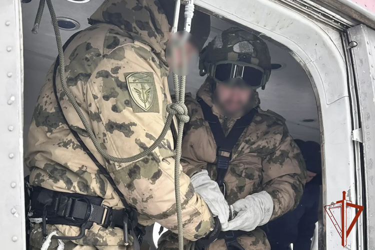 Кемеровский ОМОН повысил навыки десантирования в сложных метеоусловиях (ВИДЕО)