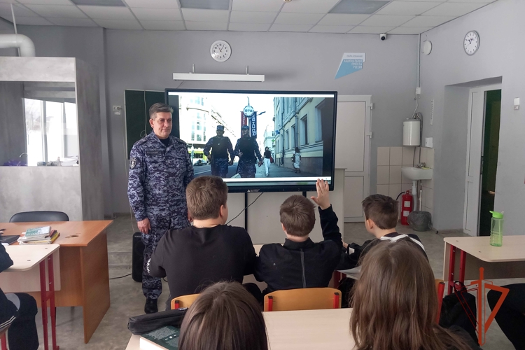 Офицер Росгвардии провел урок мужества для школьников по случаю 10-летия ведомства