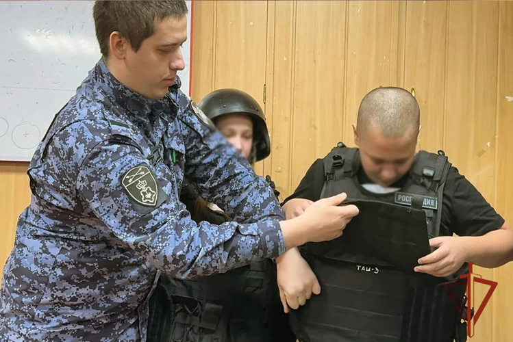 В Таштаголе Росгвардия провела день открытых дверей для подростков из группы риска