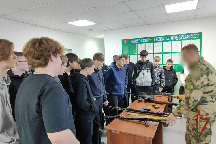 Росгвардейцы провели урок мужества для старшеклассников кемеровской школы