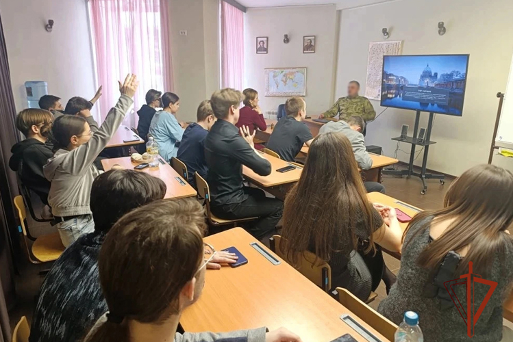 Офицер ОМОН провёл встречу со студентами в преддверии десятилетия войск правопорядка