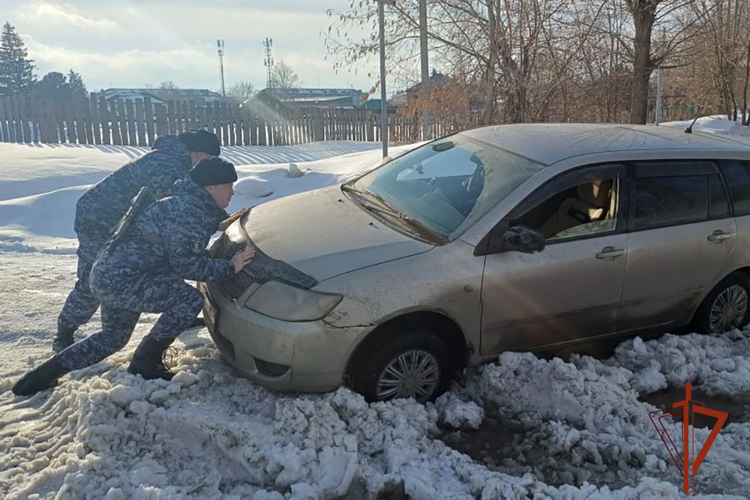 Росгвардейцы помогли водителю выбраться из снежного затора