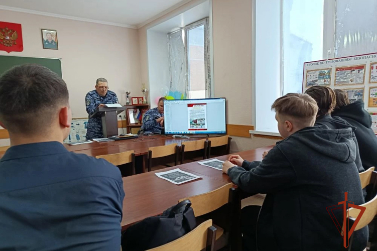 В рамках 10-летия Росгвардии стражи правопорядка встретились с березовскими лицеистами