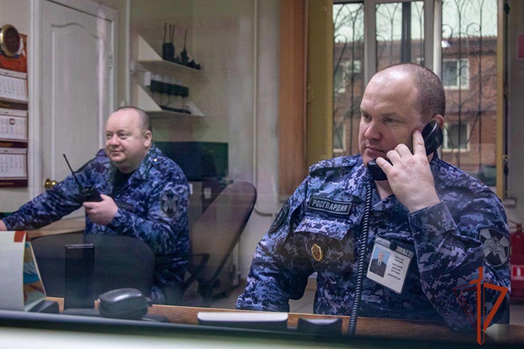 Росгвардейцы задержали похитителя килограмма кофе в кемеровском гипермаркете (ВИДЕО)
