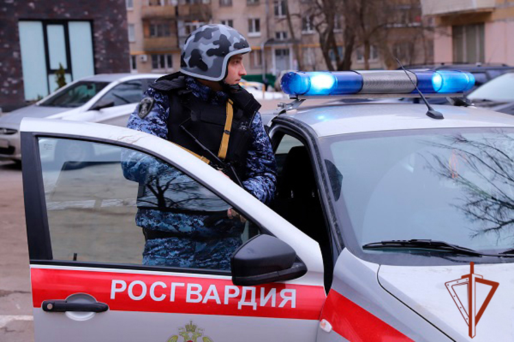 Росгвардейцы задержали дебошира, угрожавшего работнице гостиницы