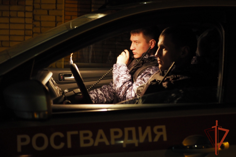 Росгвардейцы задержали мужчину, который пытался похитить товар, спрятав его в свою коробку (ВИДЕО)