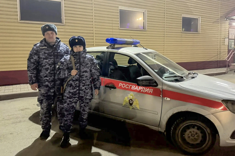 Кемеровские росгвардейцы предотвратили падение ребенка из окна