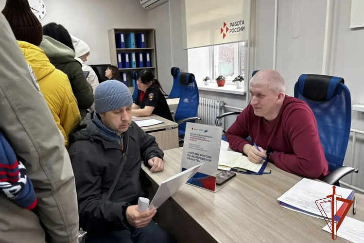 Кузбасские росгвардейцы ответили на вопросы участников ярмарки вакансий