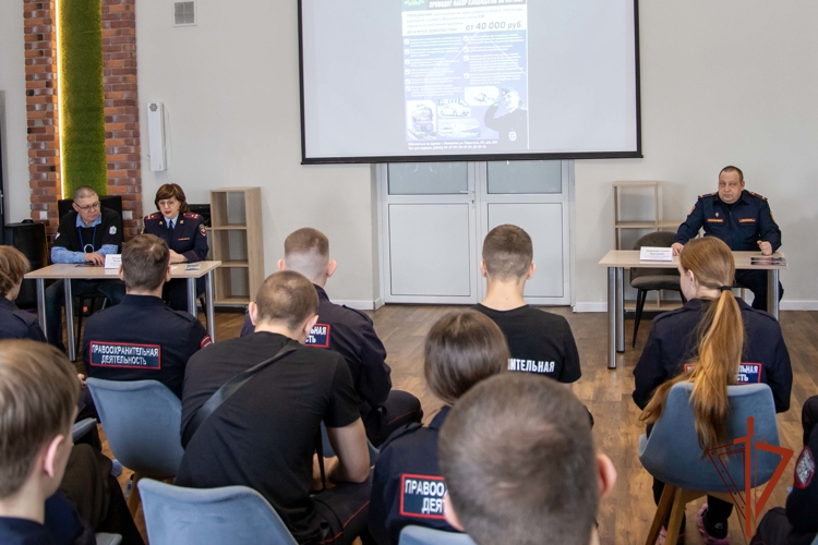 Офицер Росгвардии раскрыл кузбасским студентам возможности профессионального роста