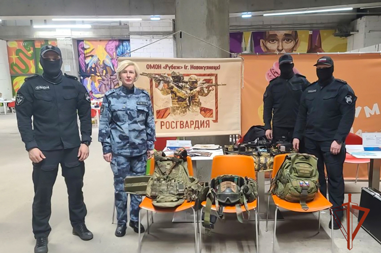 Спецназ Росгвардии представил подразделение на ярмарке трудоустройства в Кузбассе