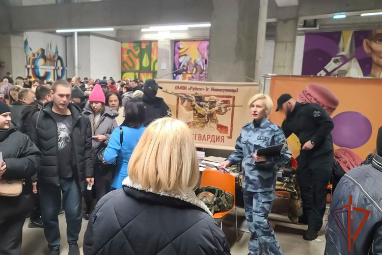 Спецназ Росгвардии представил подразделение на ярмарке трудоустройства в Кузбассе