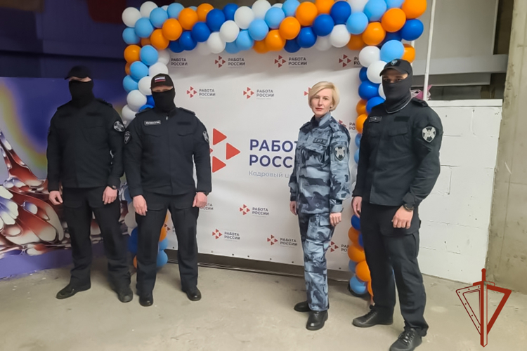 Спецназ Росгвардии представил подразделение на ярмарке трудоустройства в Кузбассе
