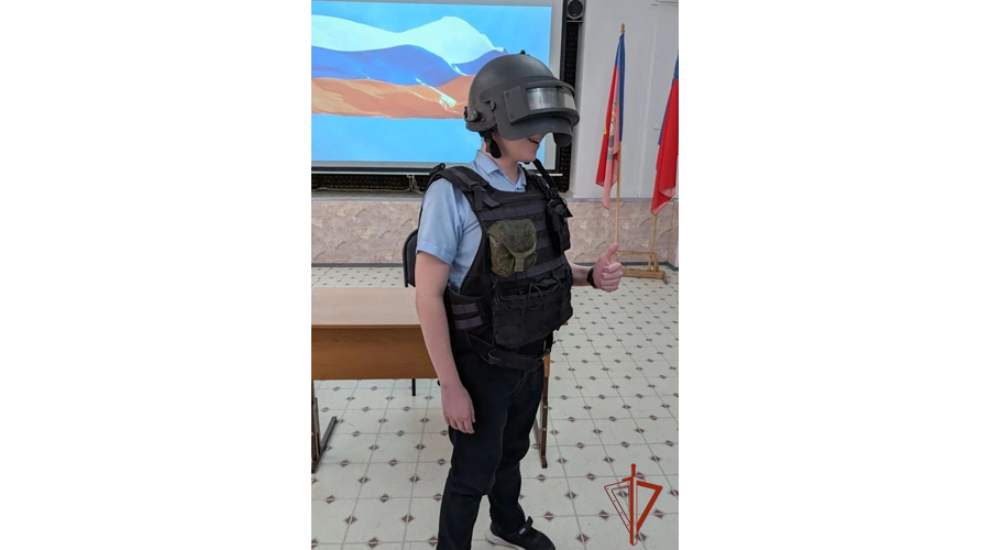 В Кемерове сотрудник ОМОН «Оберег» провел урок мужества для школьников