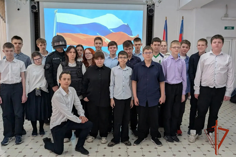 В Кемерове сотрудник ОМОН «Оберег» провел урок мужества для школьников