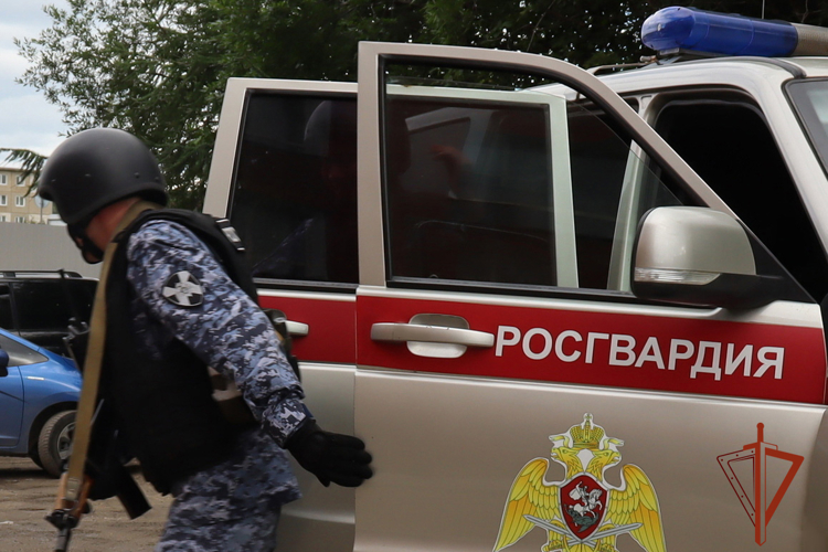 Росгвардейцы пресекли проникновение в частный дом