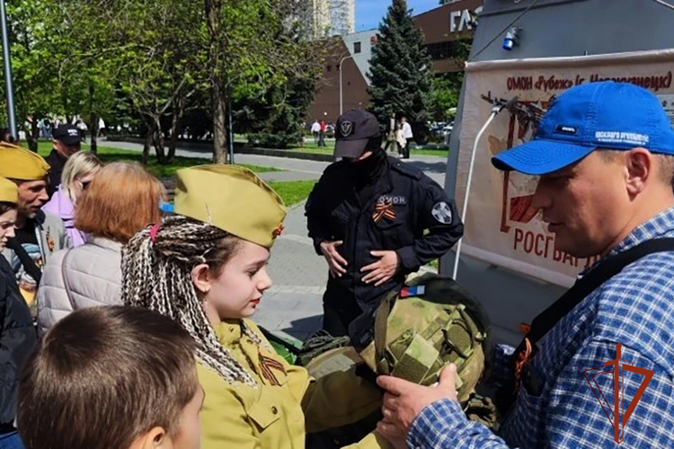 Бойцы ОМОН «Рубеж» развернули мобильную выставку для жителей Новокузнецка