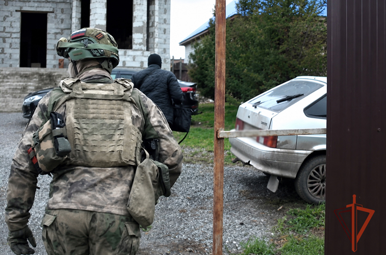 Спецподразделения Росгвардии оказали силовое содействие во время профилактического рейда в Кузбассе (ВИДЕО)