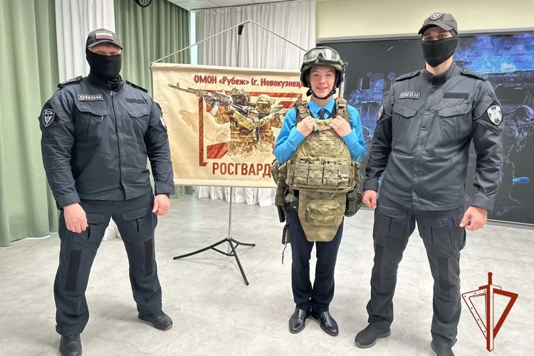 ОМОН «Рубеж» познакомил школьников с профессией защитника правопорядка ко Дню защиты детей