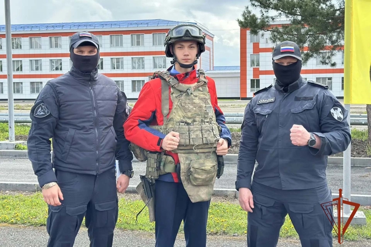 ОМОН «Рубеж» познакомил школьников с профессией защитника правопорядка ко Дню защиты детей