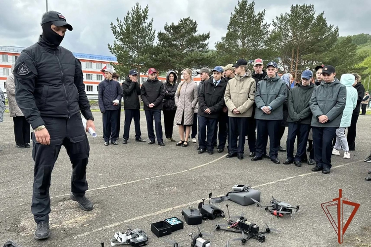 ОМОН «Рубеж» познакомил школьников с профессией защитника правопорядка ко Дню защиты детей
