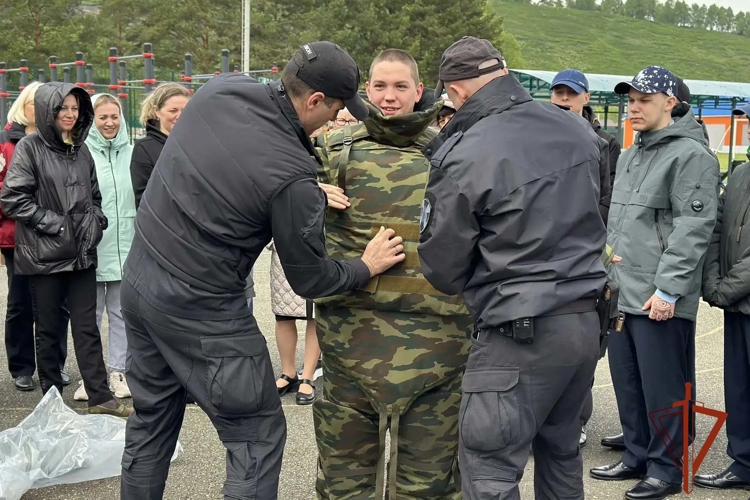 ОМОН «Рубеж» познакомил школьников с профессией защитника правопорядка ко Дню защиты детей