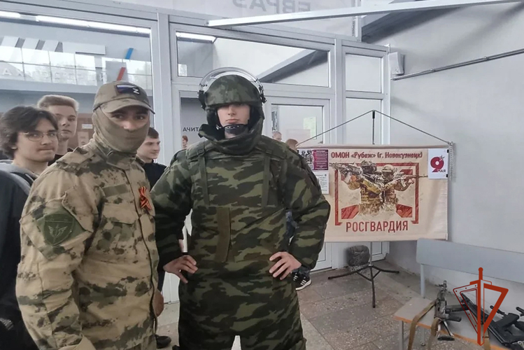 Бойцы ОМОН «Рубеж» рассказали новокузнецким студентам о службе в спецподразделении